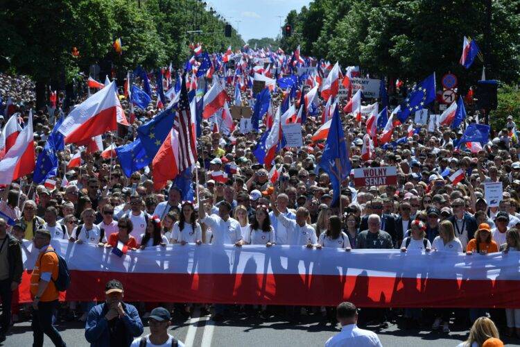 Half a million Poles march through Warsaw in anti-government rally