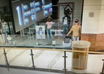 Man pretends to be mannequin at shop display and steals from Warsaw mall when it closes