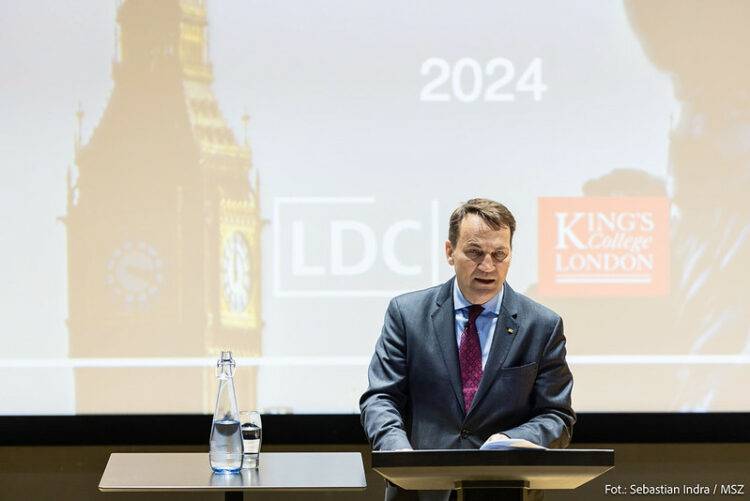 Sikorski: Stopping Russia’s Victory in Ukraine is a Low-Cost Endeavor