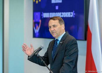 Sikorski Warns of Russian Nuclear Warheads Near Poland’s Border