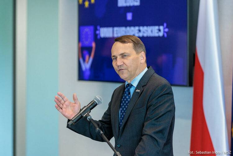 Sikorski Warns of Russian Nuclear Warheads Near Poland’s Border