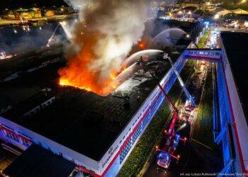 Massive Fire Engulfs Warehouse in Gdańsk Port