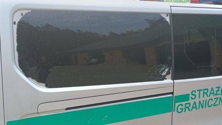 Polish Border Guards Attacked with Stones Amid Surge in Illegal Crossings from Belarus