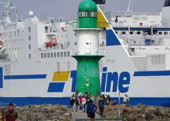 Man Blocks Ferry in Świnoujście, Police Negotiators Involved