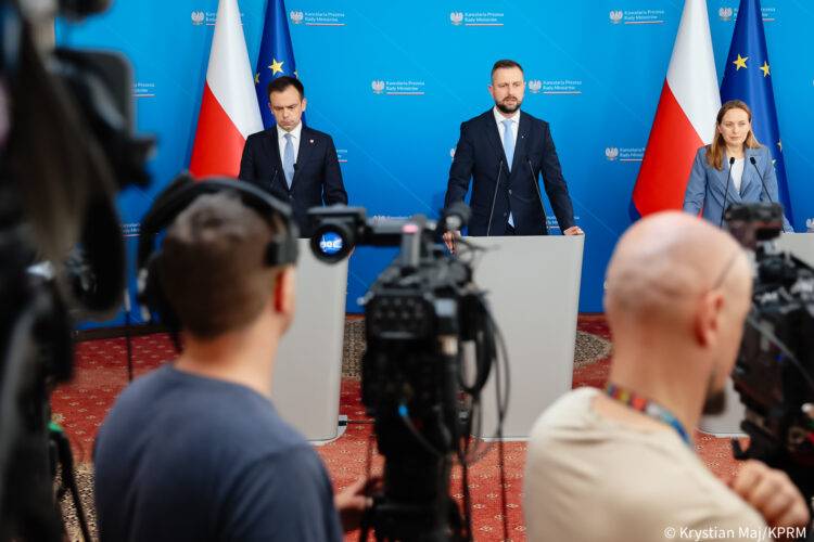 Polish Defense Minister Downplays Troop Deployment to Ukraine, Emphasizes Economic Role